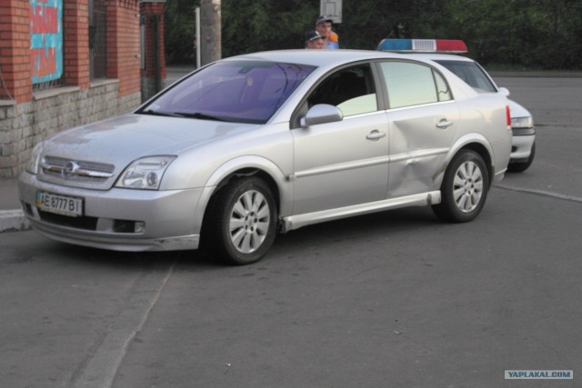 Опель Вектра поехал в толпу людей