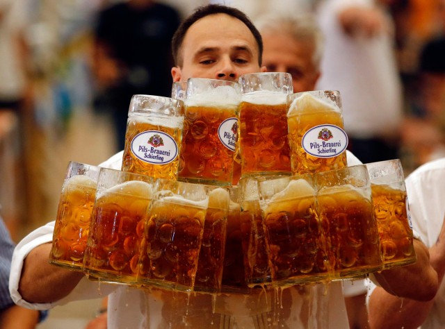 Чел в Голландии пронёс на матч разом 48 стаканов пива для своих друзей