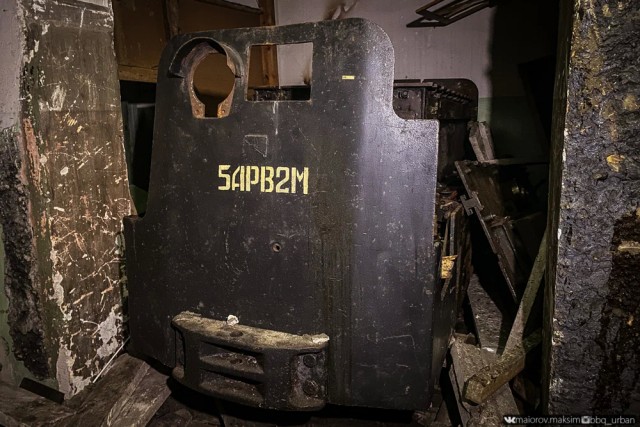 Макет угольной шахты с оборудованием в замурованном здании на окраине Воркуты