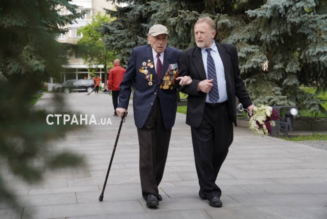 Тем временем люди несут цветы в Вечному огню в Киеве