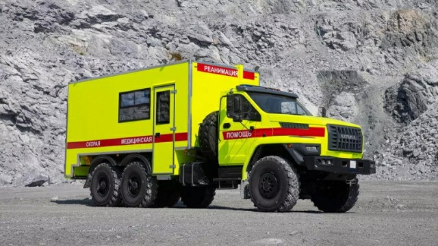 «Урал» сделал лучшую скорую помощь для российской глубинки. С огромными колесами и мотором мощность 300 л.с.