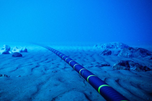 Как работают подводные кабели, на которых держится весь мировой интернет. И что будет, если их повредить