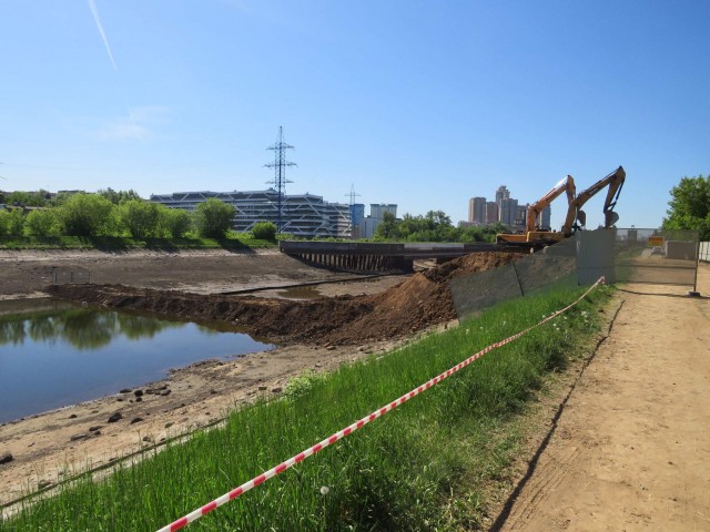 На дне. Когда в канале нет воды (Тушино - между 7 и 8 шлюзами)