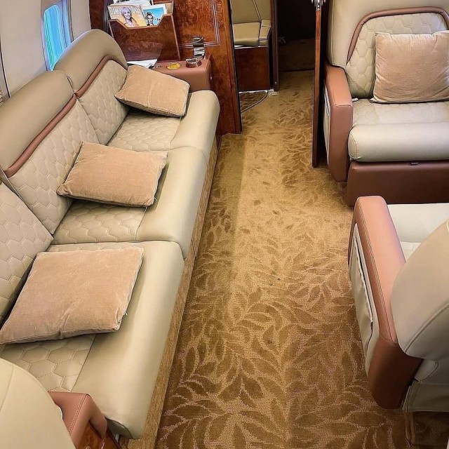 Какой-то гений выставил в соцсетях на продажу свой бизнес-джет Challenger 604 — за 405 миллионов рублей