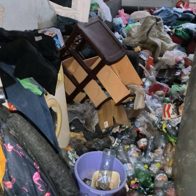 Женщина превратила съёмную квартиру в свалку — среди мусора даже нашли труп
