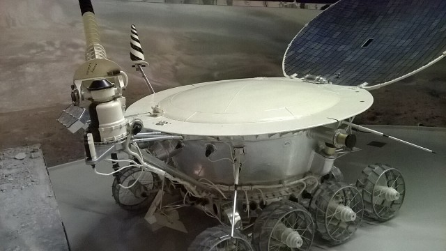 Позабыты хлопоты, остановлен бег! Вкалывают роботы, а не человек