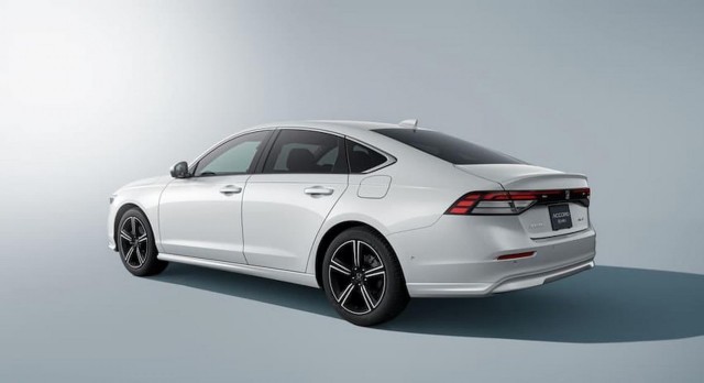 Honda представила обновленный седан Accord для японского рынка. Цена новинки ~ около 3 млн. рублей