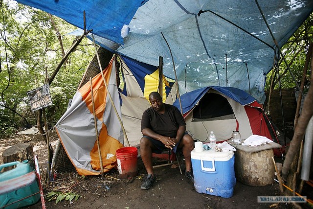 Бездомным предоставляются комфортабельные палатки