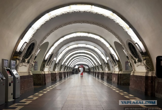 Необычное: московское и питерское метро без людей