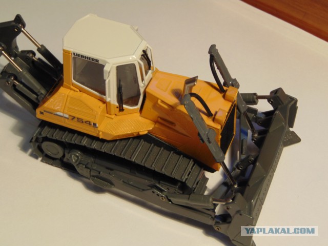 Mikromodellbau. Оживил стендовую модель бульдозера в масштабе 1/50.