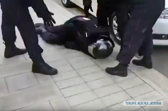 Американские полицейские задавили наркоманку с пистолетом во время задержания