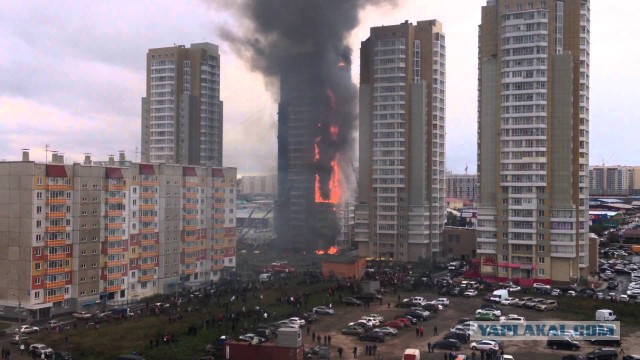 В Лондоне с ночи горит 27-этажная жилая башня