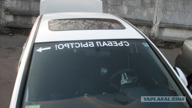 В Москве стартовали продажи футболок "Иди на Х*й" от Vetements. В черном цвете от 20 тысяч рублей