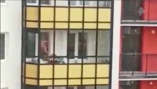 Семьи с детьми в новом ЖК пожаловались на вечно голого любителя порно