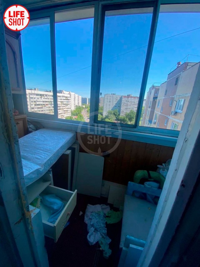 На юге Москвы годовалый малыш выпал из окна 14-го этажа, пока родители отходили от вечернего застолья