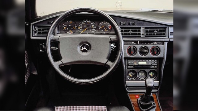 Маленький, но настоящий: как создавали Mercedes 190 и почему он стал звездой