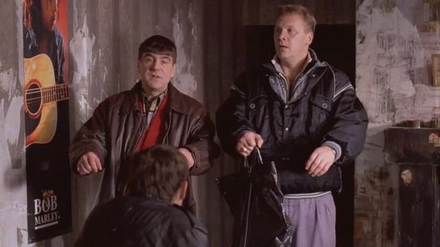 13 летняя "девочка" показала, что лежит у неё в сумке