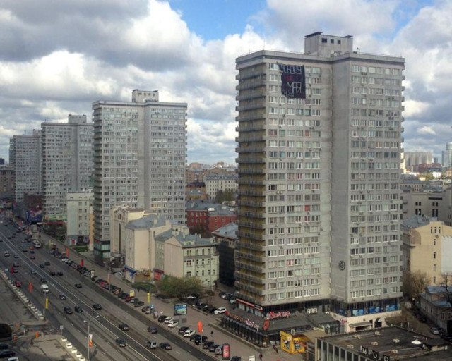 Баннер, активисты и недовольный жилец