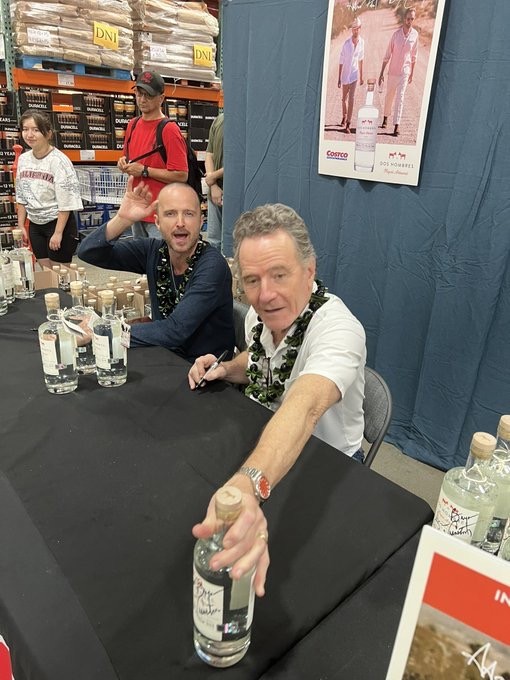 Чел зашел в Costco, а там текилу рекламируют, раздают бесплатно с автографами работников завода