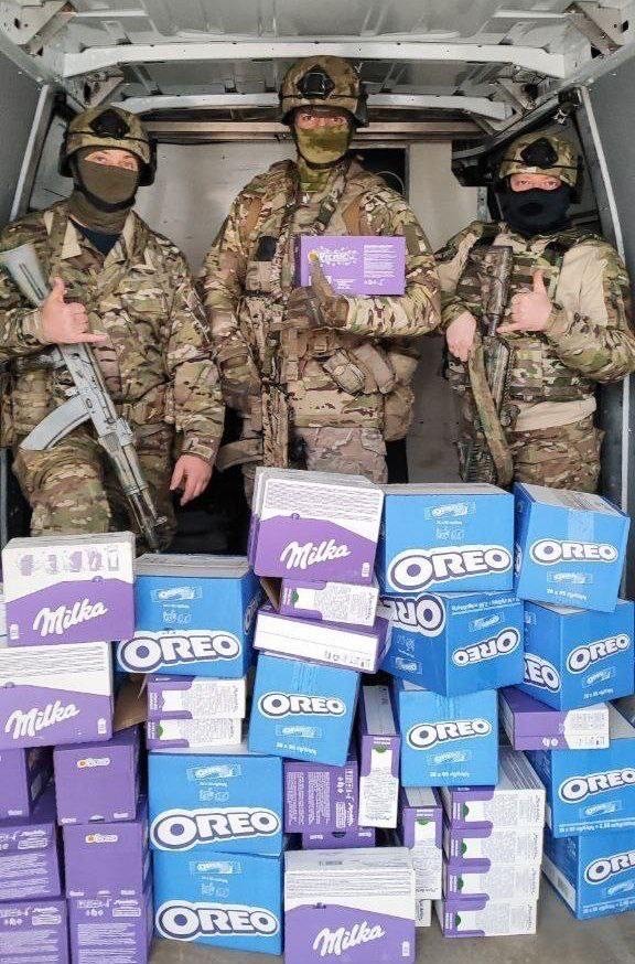 Крупнейший американский производитель сладостей Mondelez international порадовал российских военных, доставив свою продукцию прямо на фронт