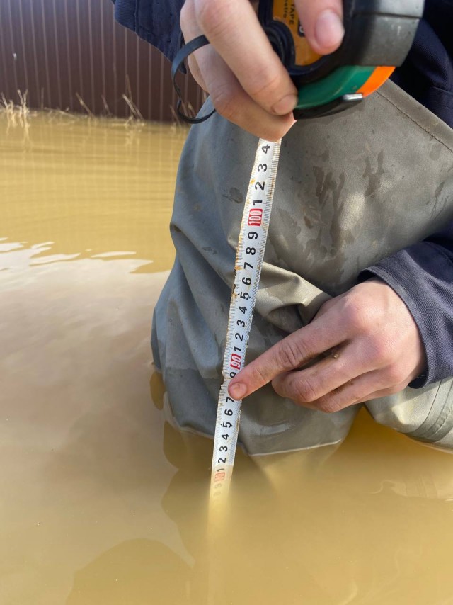 Деревню в Подмосковье почти на метр затопило талой водой. Власти говорят, что во всём виноват дренаж от одного из жителей