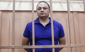 Суд освободил от наказания бывшего мэра Владивостока Олега Гуменюка