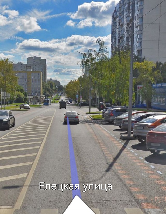 Курьер на самокате на дороге напал на пассажира автомобиля и нанёс удар, отправивший того в кому