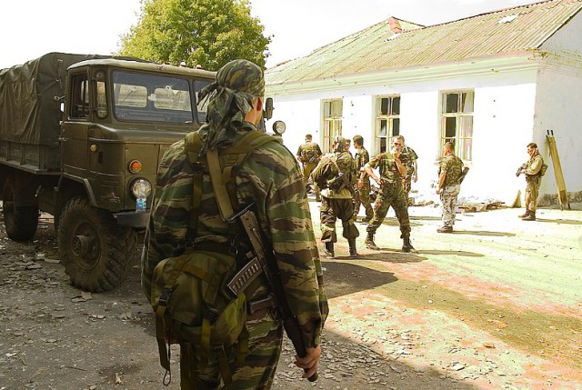 Российский спецназ во время террористического акта в Беслане, сентябрь 2004 г.