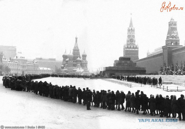 По центру Петербурга прошёл крестный ход с участием местных властей. Автомобилисты пожаловались на крупные пробки
