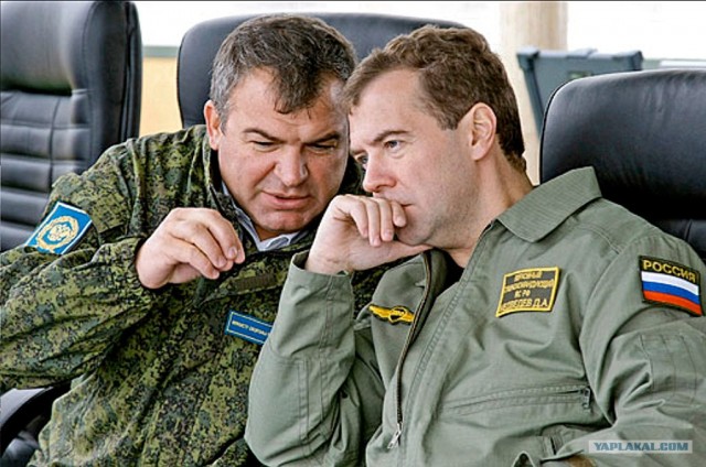 Сердюков: автомат Калашникова морально устарел