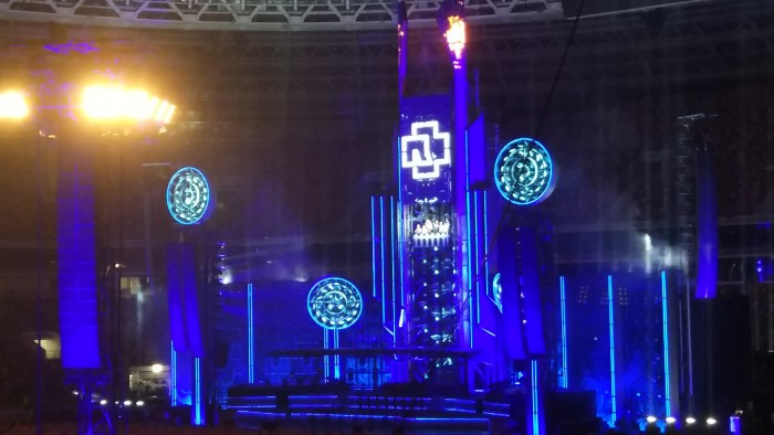Фанаты Rammstein бегут к стадиону Лужники, чтобы занять первые ряды перед сценой