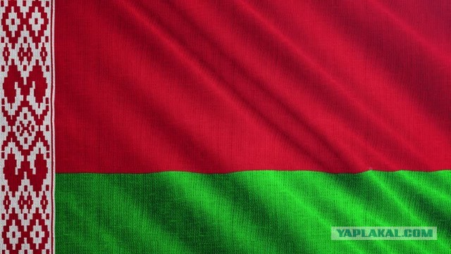 Демонстранты в Минске начали строить баррикады на проезжей части.