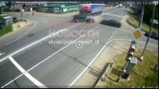 Фура снесла автомобиль на перекрестке во Владимирской области