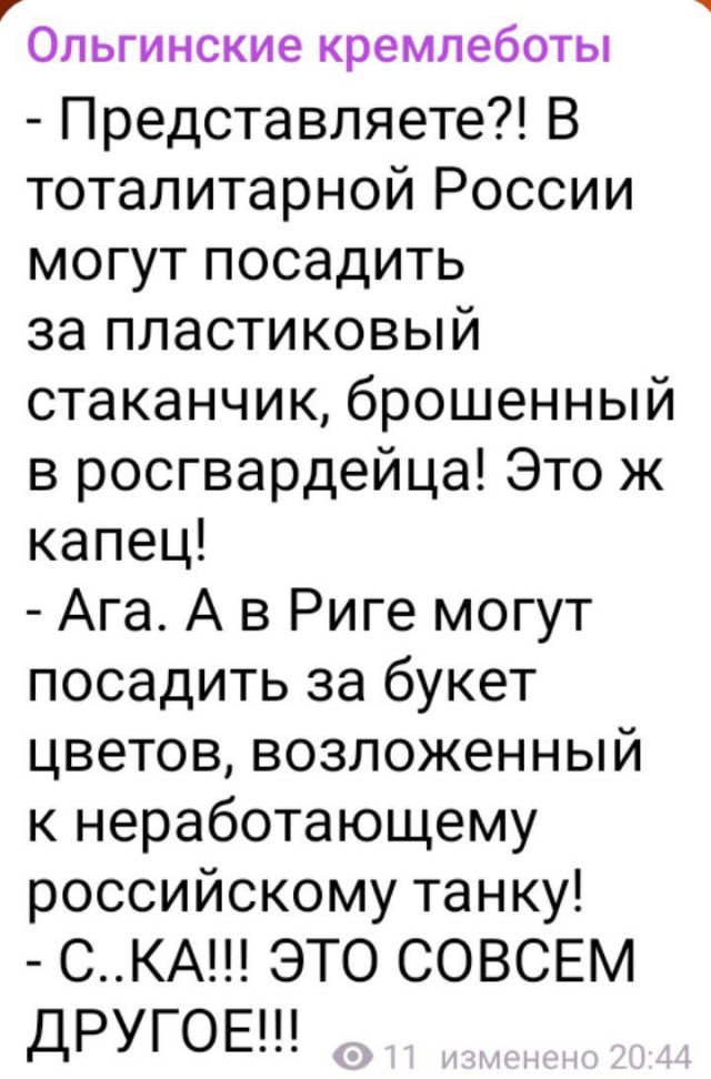 Жители стран Балтии несут цветы к танкам в Риге, Таллине и Вильнюсе