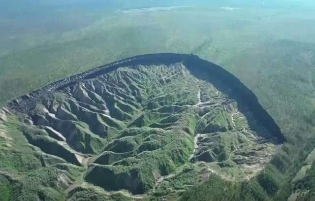 Самый крупный в мире кратер вечной мерзлоты уже хорошо виден из космоса