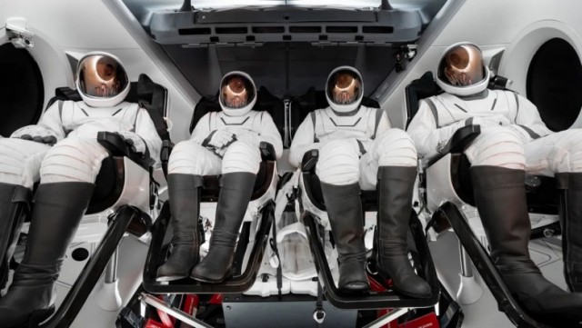 SpaceX представила новый скафандр EVA, который уже в этом году будет использован для уникального выхода астронавтов в открытый к