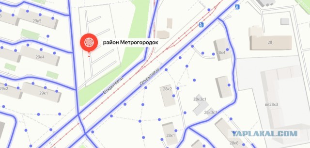 Житель ЖК «Новое Медведково» купил себе старую машину, чтобы всегда занимать для себя парковочное место.