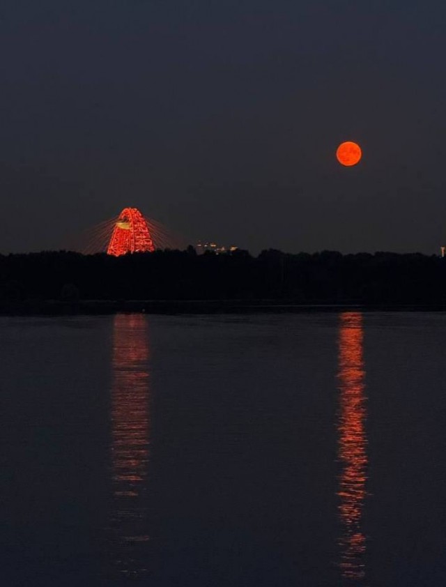 Ярко-неоновая Луна прямо сейчас взошла над Москвой