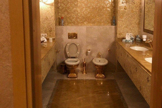 Однажды Георгий, задумчиво глядя на фотку золотого унитаза...