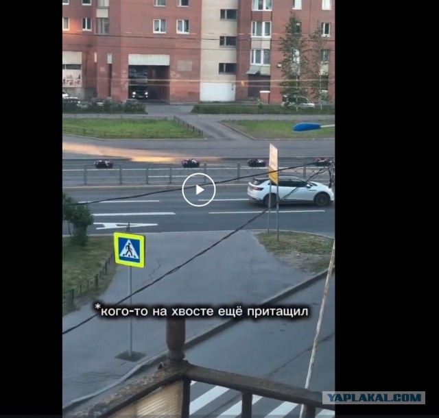200 по Ленинскому: Дамочка гордится своим мото-возлюбленным