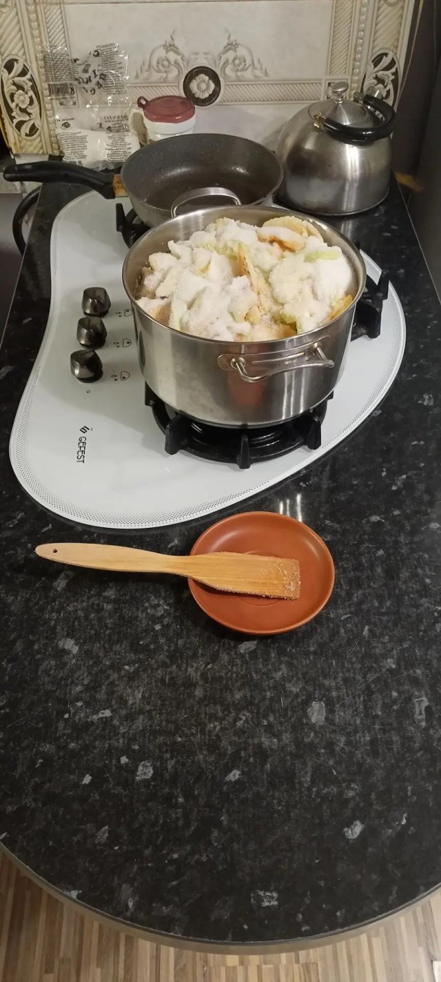 Яблочко от яблони