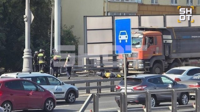 Мотоблогерша погибла в страшной аварии в Москве. Она оказалась в слепой зоне самосвала