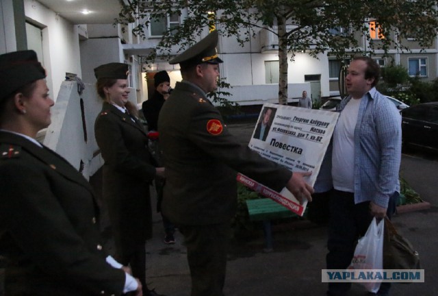 Военком подловил соратника Навального у подъезда:)