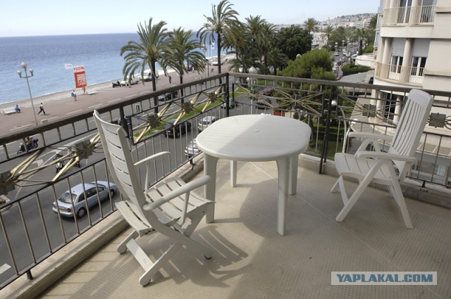 Зачем брать билеты на нижнюю полку в купе, если всё равно её надо уступать?