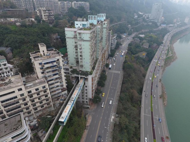 Монорельсовая дорога, проходящая сквозь 19-этажное здание