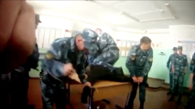 Класс "воспитательной" работы: Сотрудники ИК-1 ФСИН по Ярославской области пытают заключенного