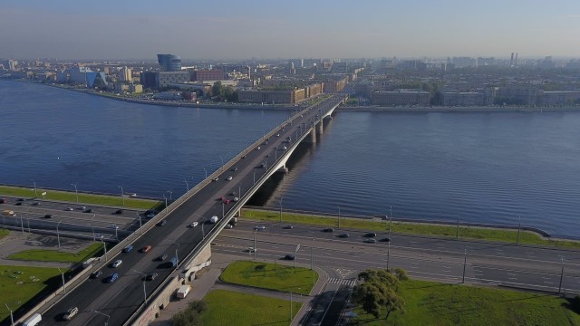 В  Ленинграде городе, у семи углов