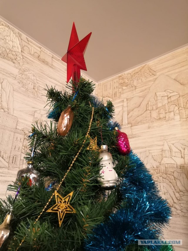 А можно я похвастаюсь елочными игрушками?