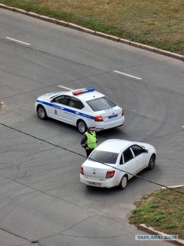 Девушка сфотографировала процесс получения взятки сотрудником ГИБДД. Выложила в сеть, и понеслось...