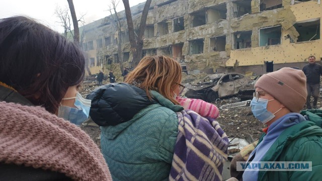 Обнаружили девушку, которую фотографы засняли на развалинах роддома в Мариуполе.